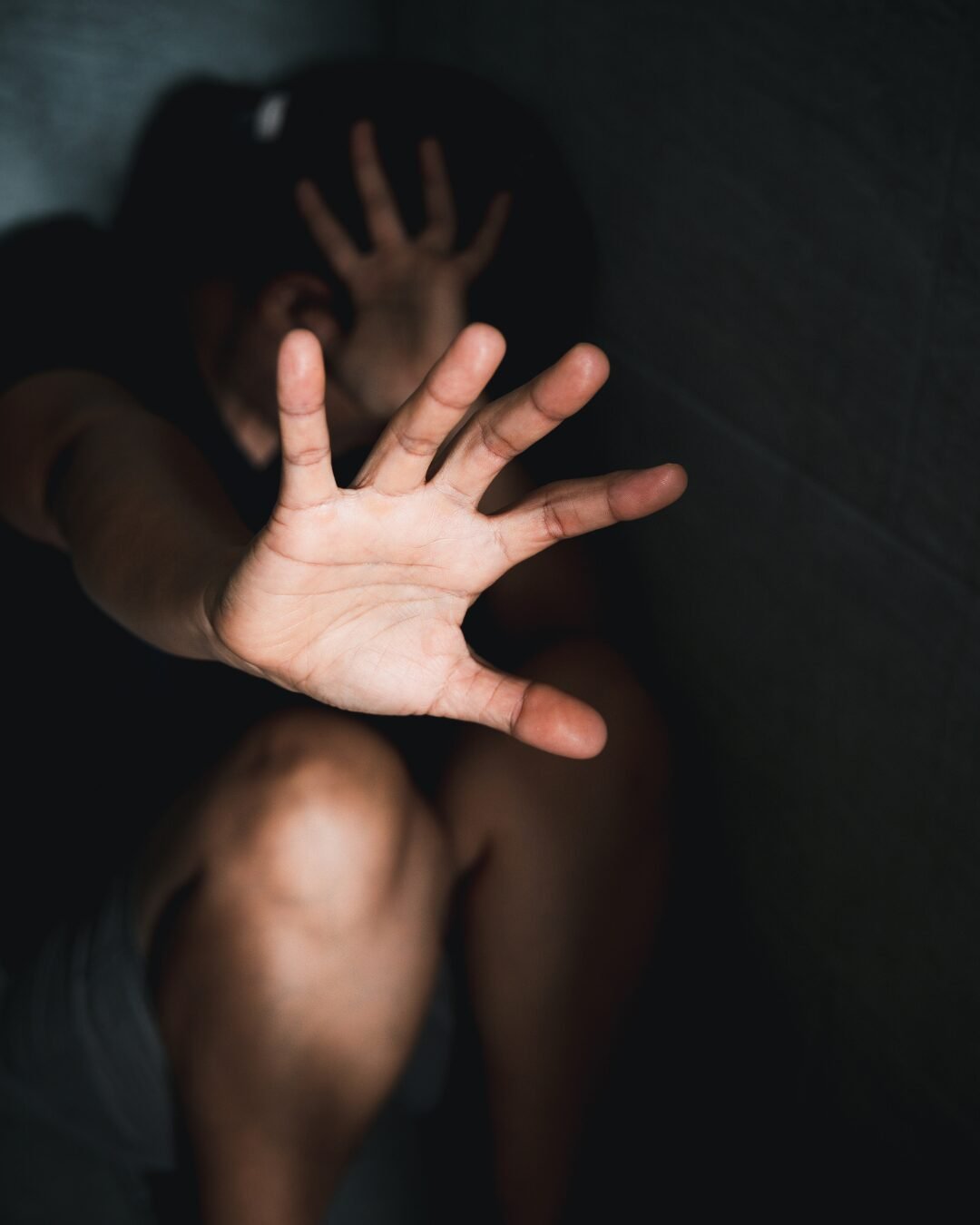 Bebê é encontrado mamando no peito da mãe após mulher ser vítima de feminicídio