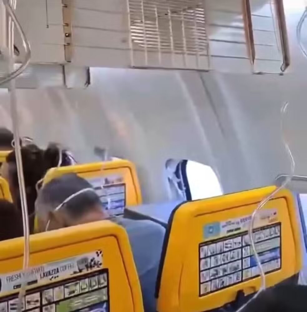 Janela se rompe em voo da Ryanair e passageiro é parcialmente sugado para fora da aeronave