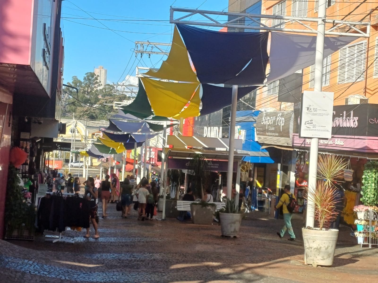 Comércio atende em horário ampliado neste sábado, véspera do Dia dos Pais