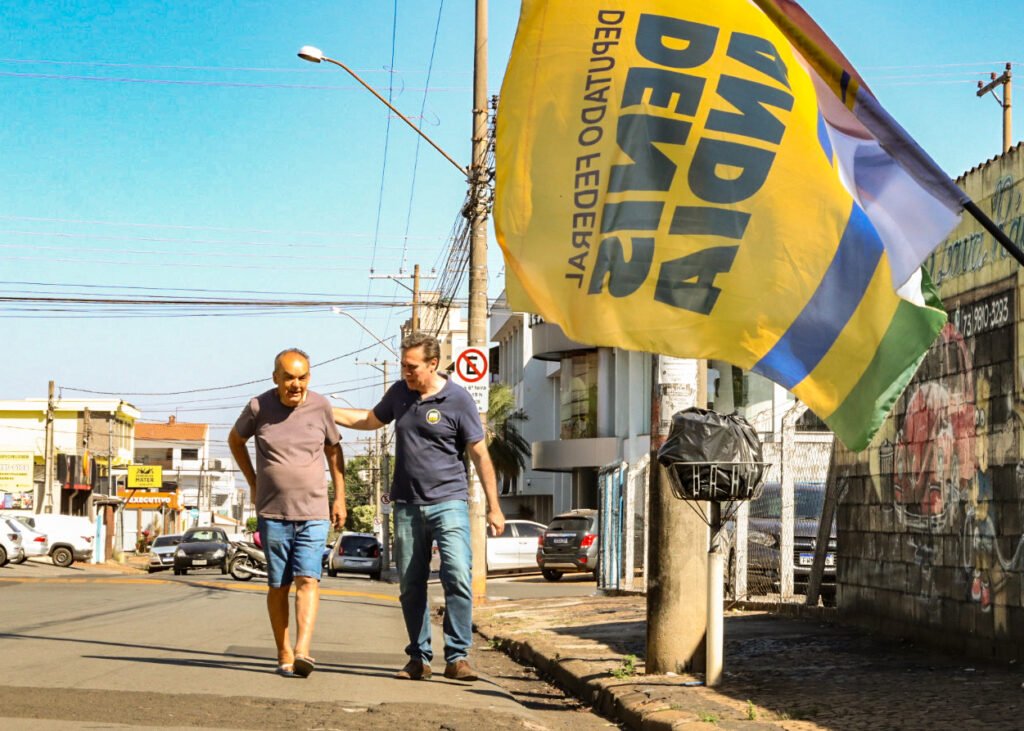 Denis Andia realiza caminhadas e fortalece proximidade com Santa Bárbara e região
