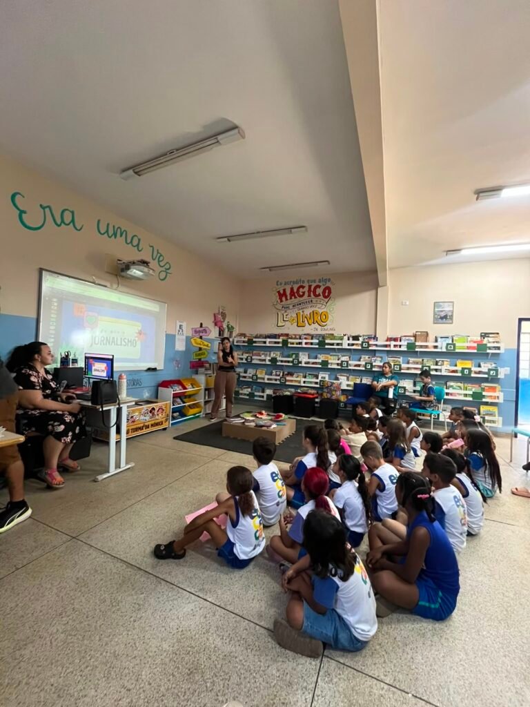 Jornalista do JA conversa com alunos sobre profissão e produção de notícias em escola de Piracicaba