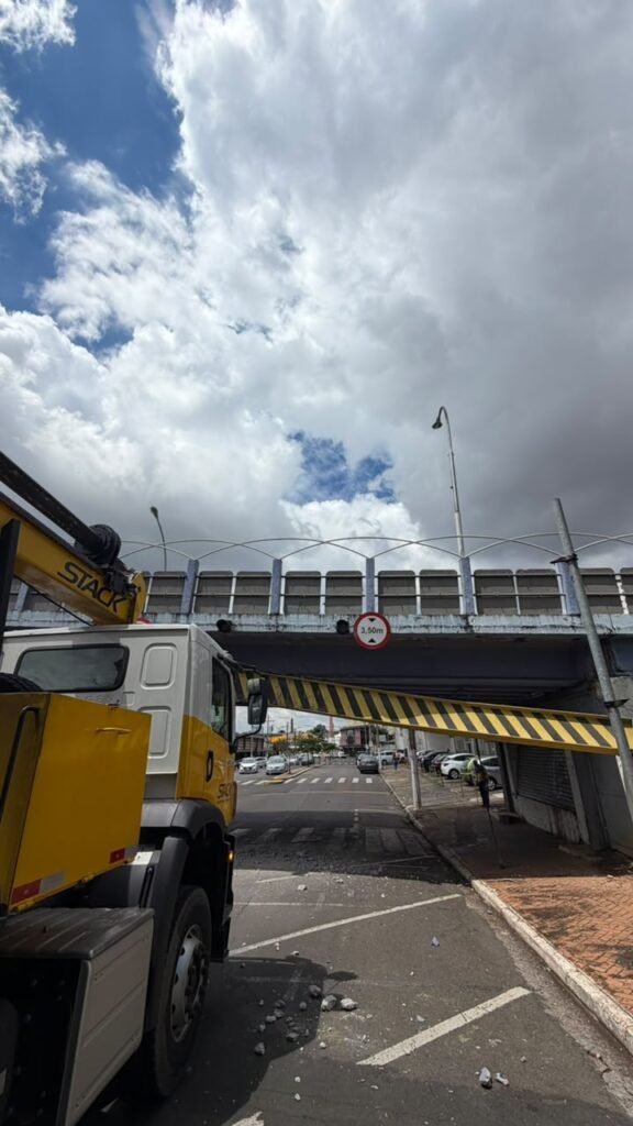Caminhão colide contra estrutura de viaduto e GAMA interdita acessos em Americana