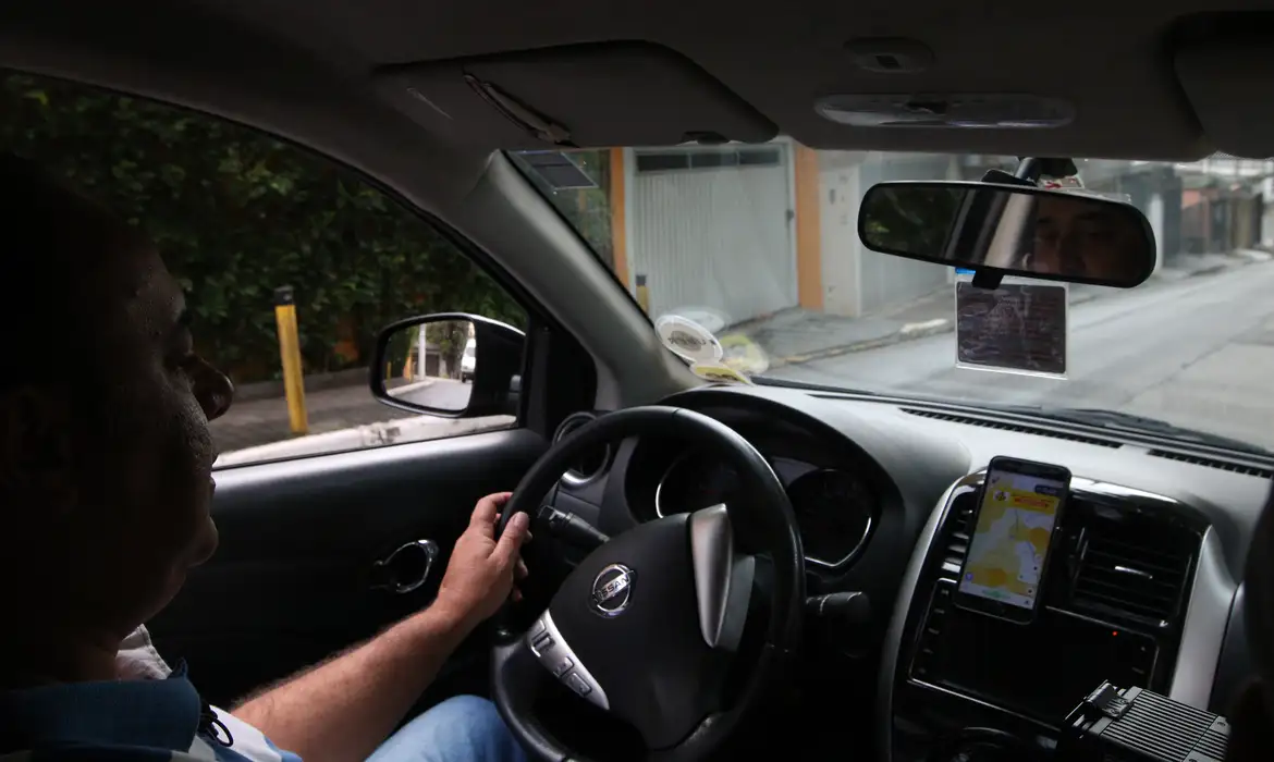 Mãe e filha fogem de carro do Uber após homem sair do porta-malas